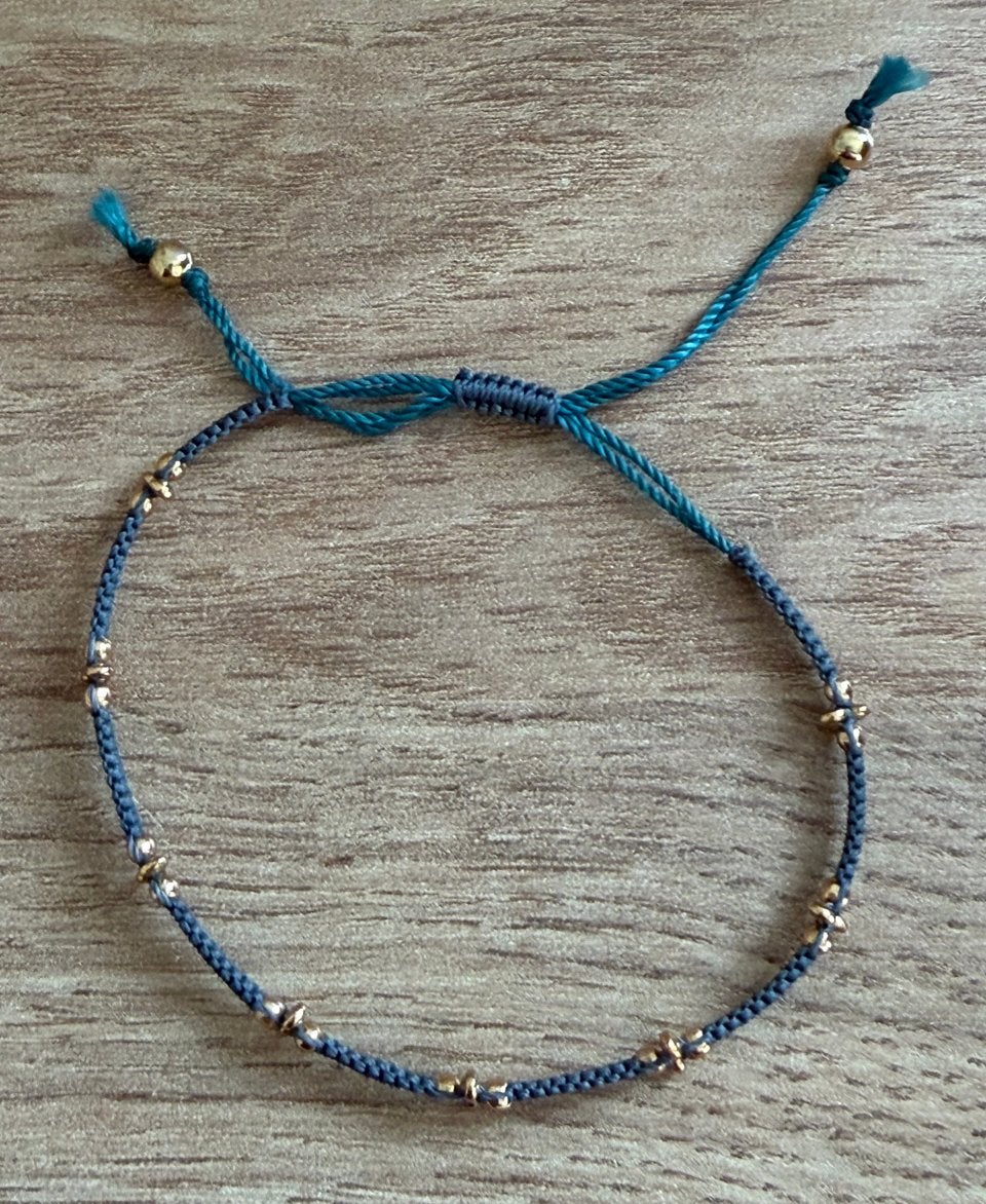 Prachtige verstelbare koord armband met gouden kraaltjes, Overige materialen, Blauw, Nieuw, Ophalen of Verzenden