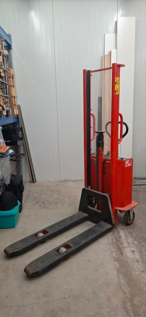 Elektrische stapelaar.  1 Ton. ( Festool ), Ophalen