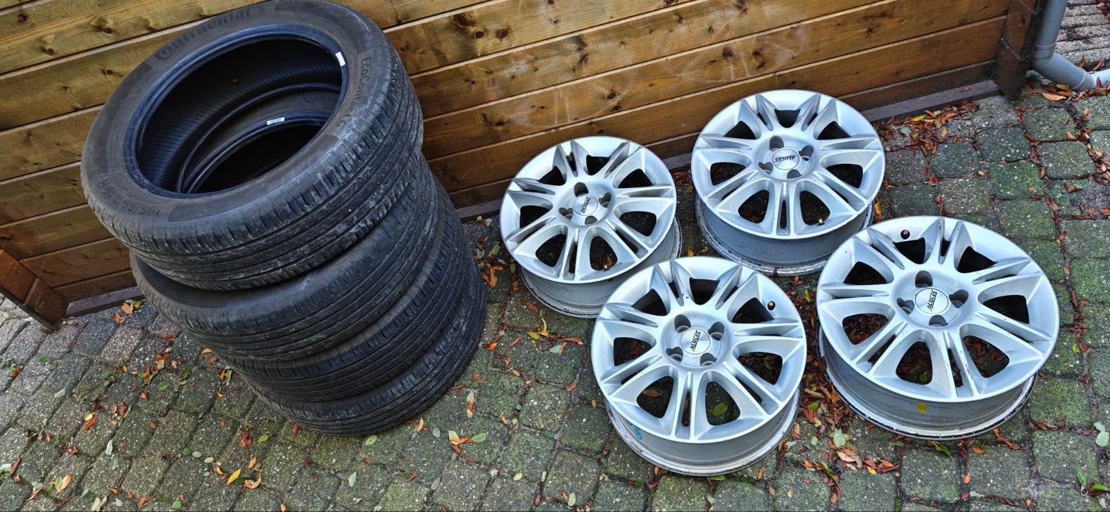 Opel Corsa D of E velgen 16 inch 4x100 met banden 195/55-16, Ophalen, Zo goed als nieuw