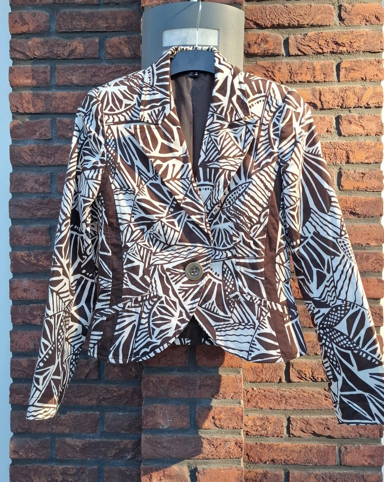 Bandolera jasje met aparte print en extra knoop,, Bruin, Nieuw, Ophalen of Verzenden, Jasje