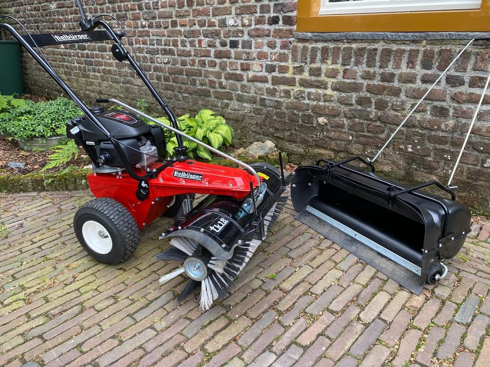 tielburger veegmachine in NIEUWSTAAT, Ophalen, Zo goed als nieuw, Tielburger