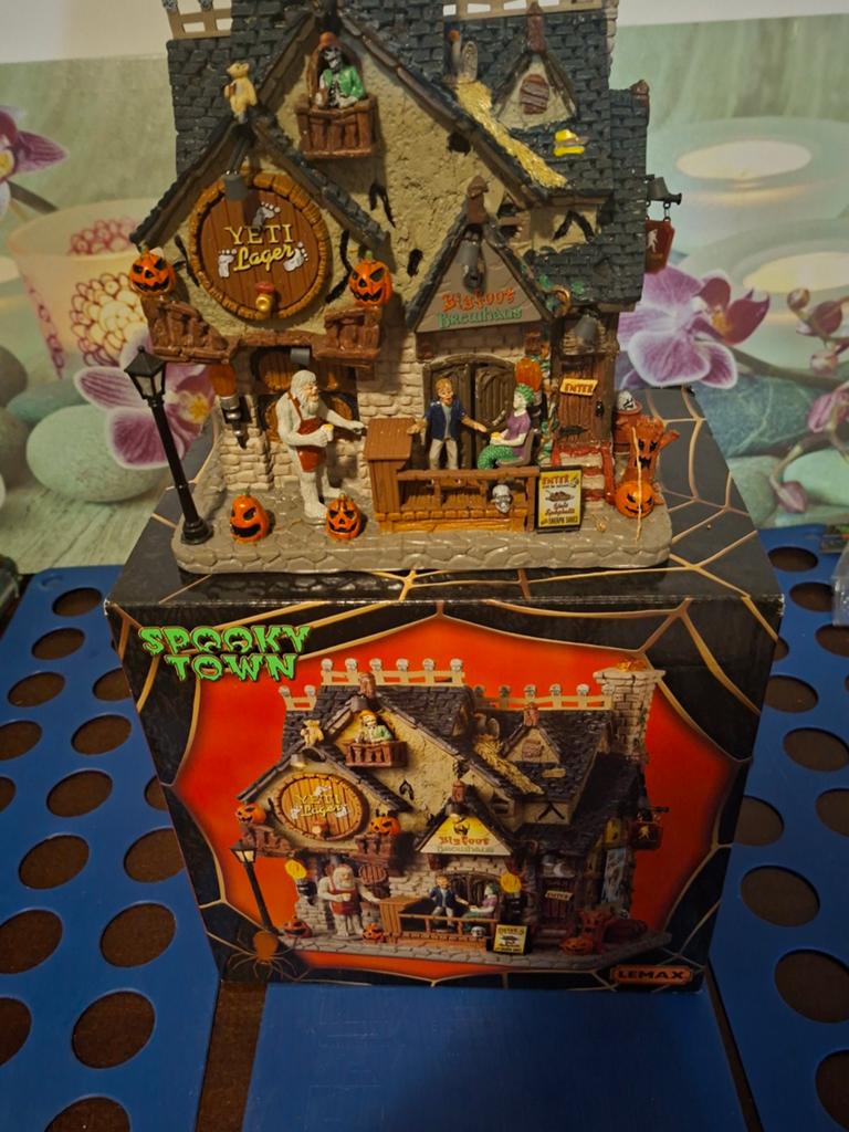 Lemax Spooky Town Bigfoot Brewhaus - Halloween Decoratie, Ophalen of Verzenden, Zo goed als nieuw