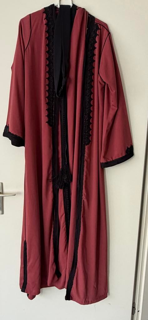 Marokkaanse elegante bordeauxrode abaya met zwarte details️, Maat 38/40 (M), Overige typen, Ophalen of Verzenden, Zo goed als nieuw