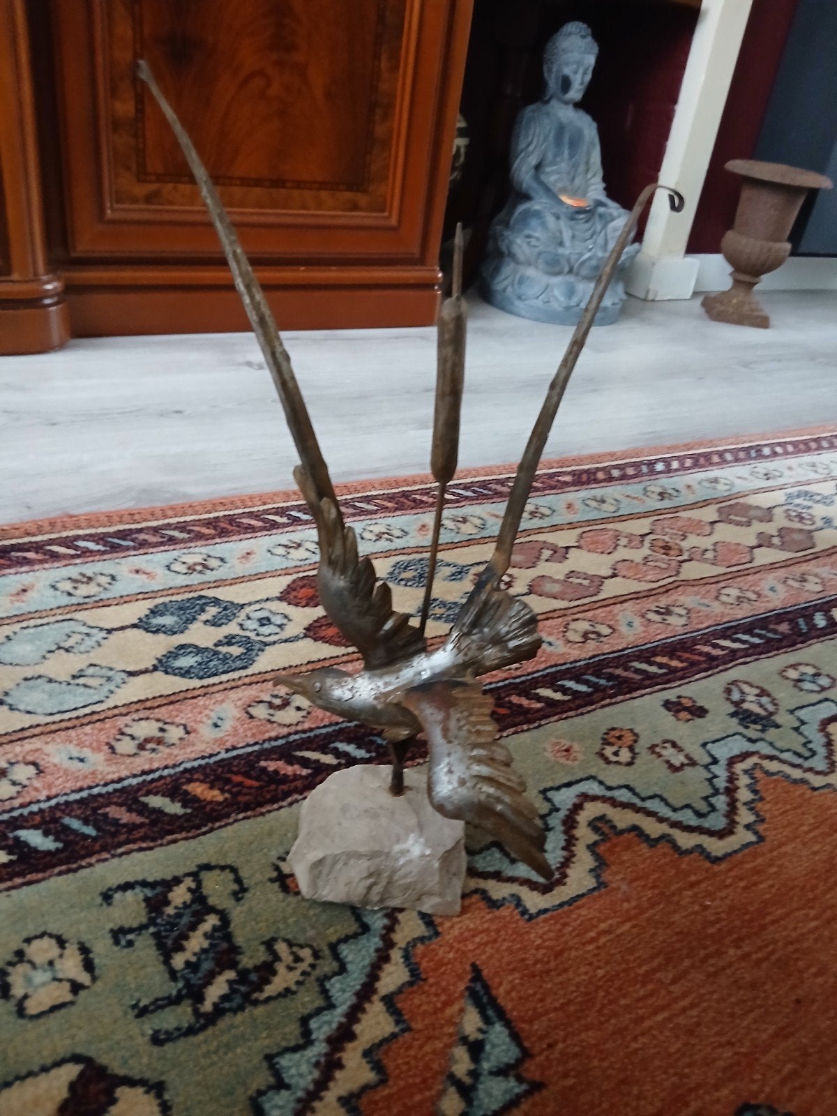 Metalen vogelbeeld op steen, Antiek en Kunst, Op sokkel, Beeld, Bruin, Vogel