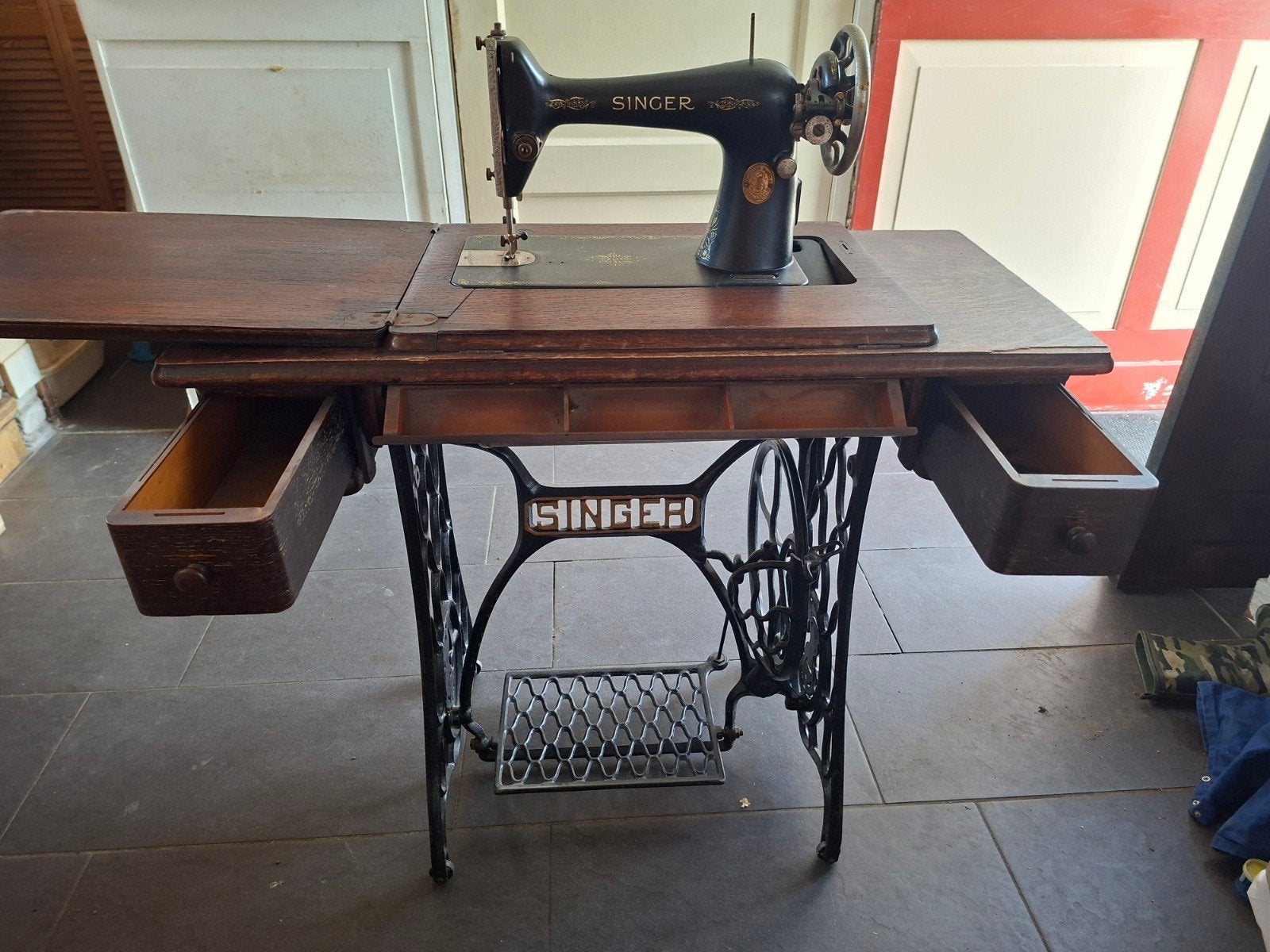 Antieke Singer trapnaaimachine met houten onderstel, Ophalen