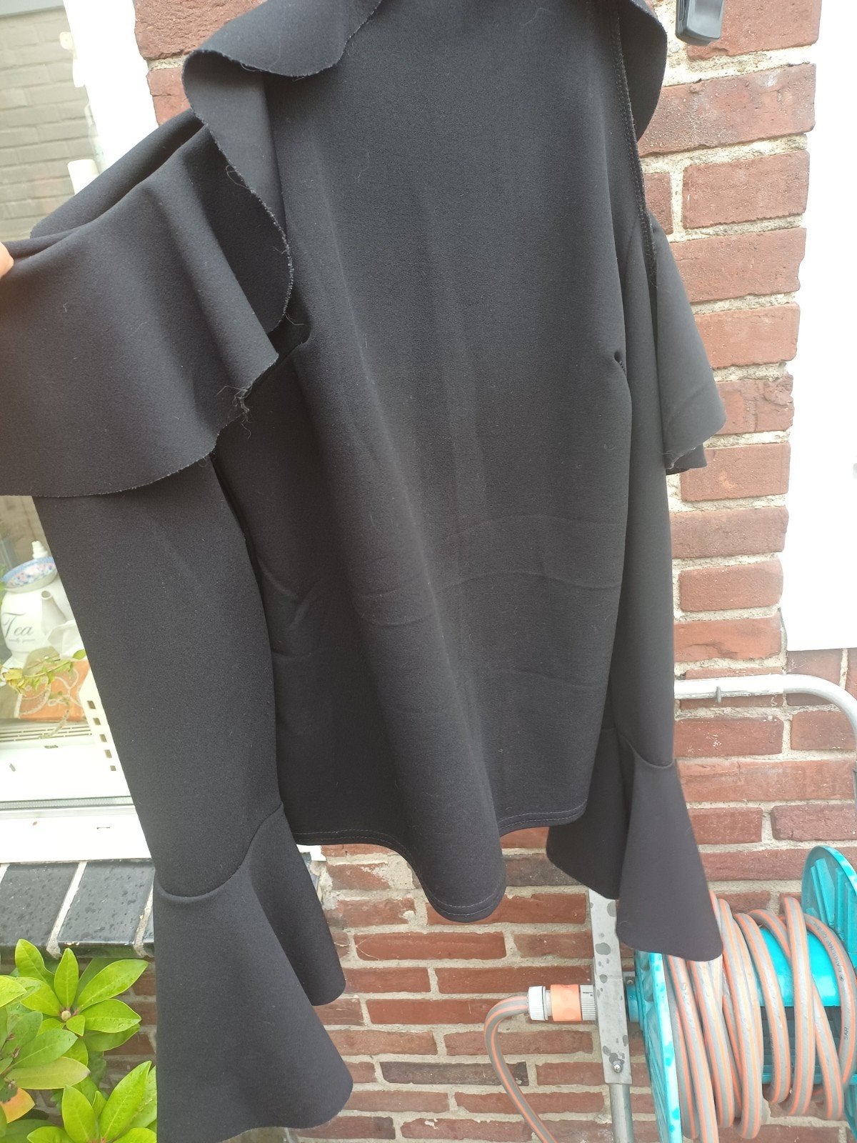 Boohoo zwarte top met open schouders en trompetmouwen, Maat 38/40 (M), Ophalen of Verzenden, Zo goed als nieuw, Lange mouw