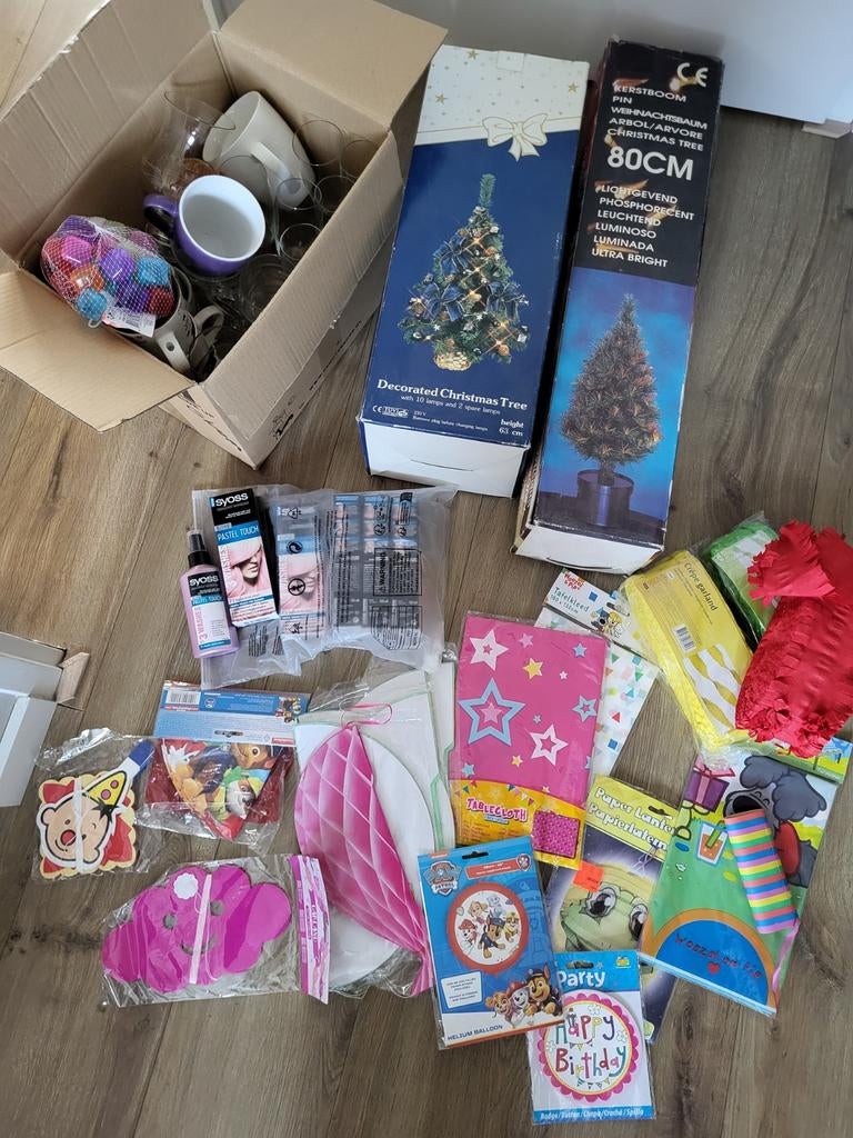 Feestversiering, haarspray en glazen, Ophalen