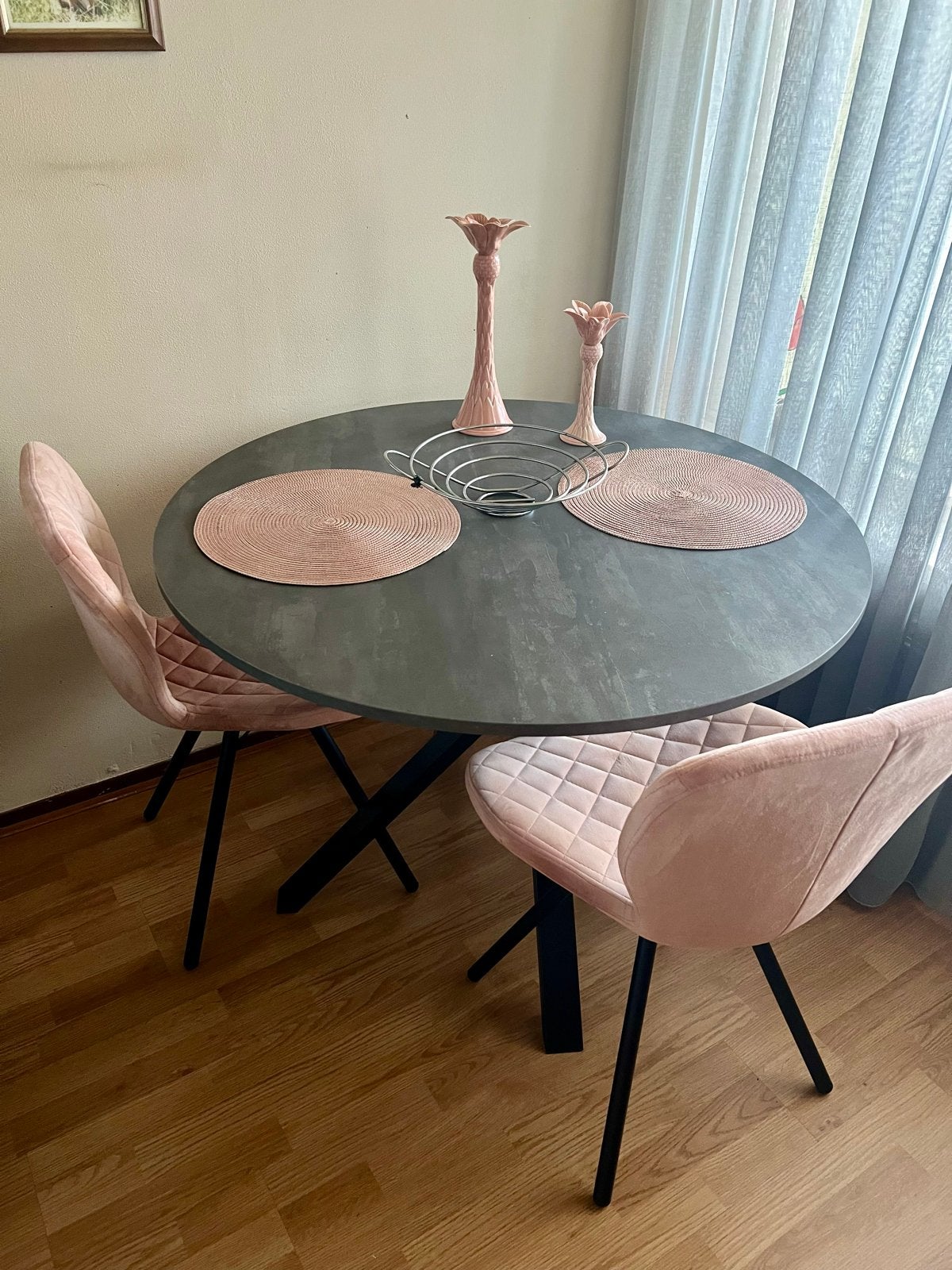Moderne ronde eettafel met 2 roze stoelen, Ophalen, Rond, Tot twee personen, 50 tot 100 cm