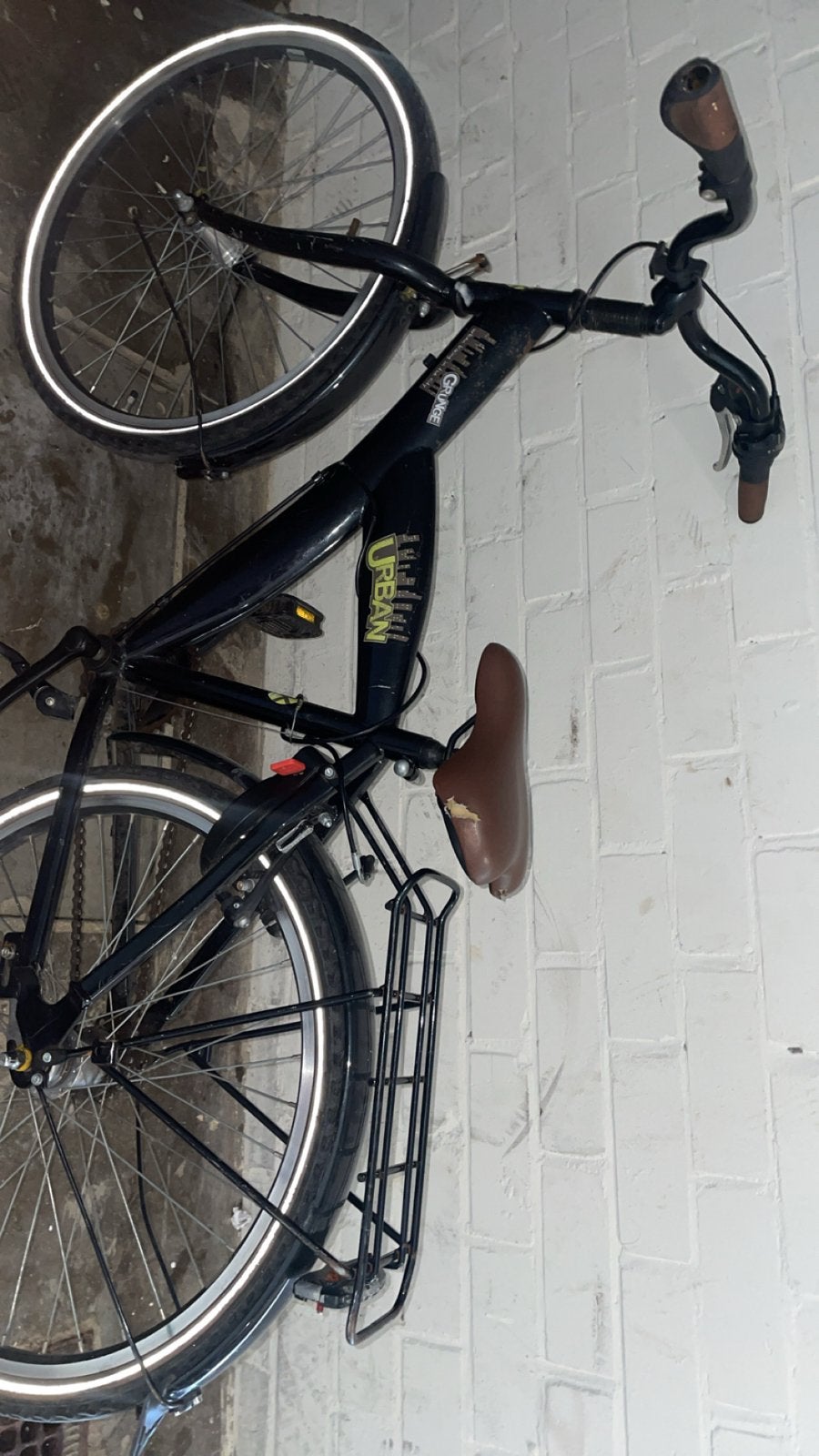 Zwarte Urban fiets met bagagedrager en versnellingen, Velgrem, Versnellingen, Ophalen, Overige merken