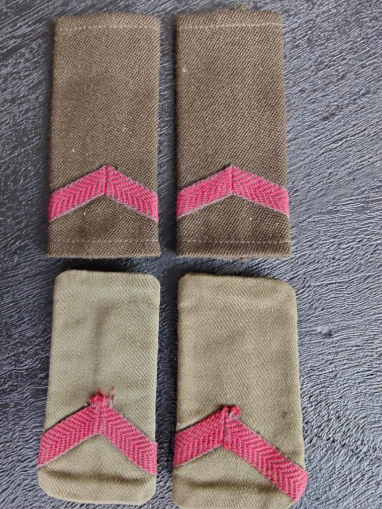 Rangonderscheidingstekens soldaat 1ste klas oude, Verzamelen, Ophalen of Verzenden, Landmacht, Nederland, Boek of Tijdschrift