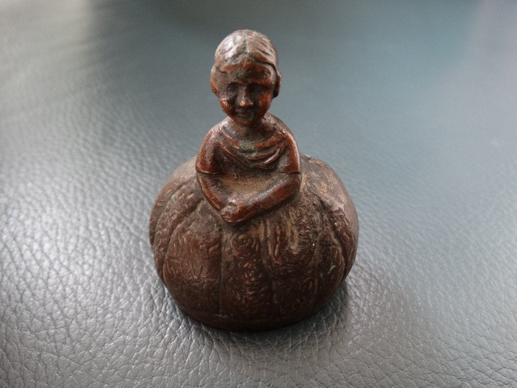 Klein bronzen tafelbelletje, bel, tafelbel, meisje dame, Antiek en Kunst, Antiek | Koper en Brons, Verzenden, Brons