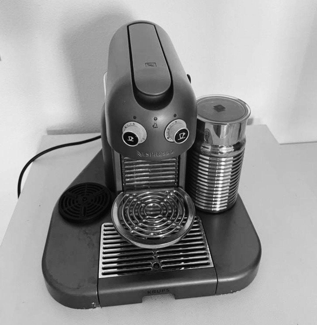 Nespresso koffiemachine met melkopschuimer, Stoompijpje, Koffiepads en cups, Gebruikt, Koffiemachine