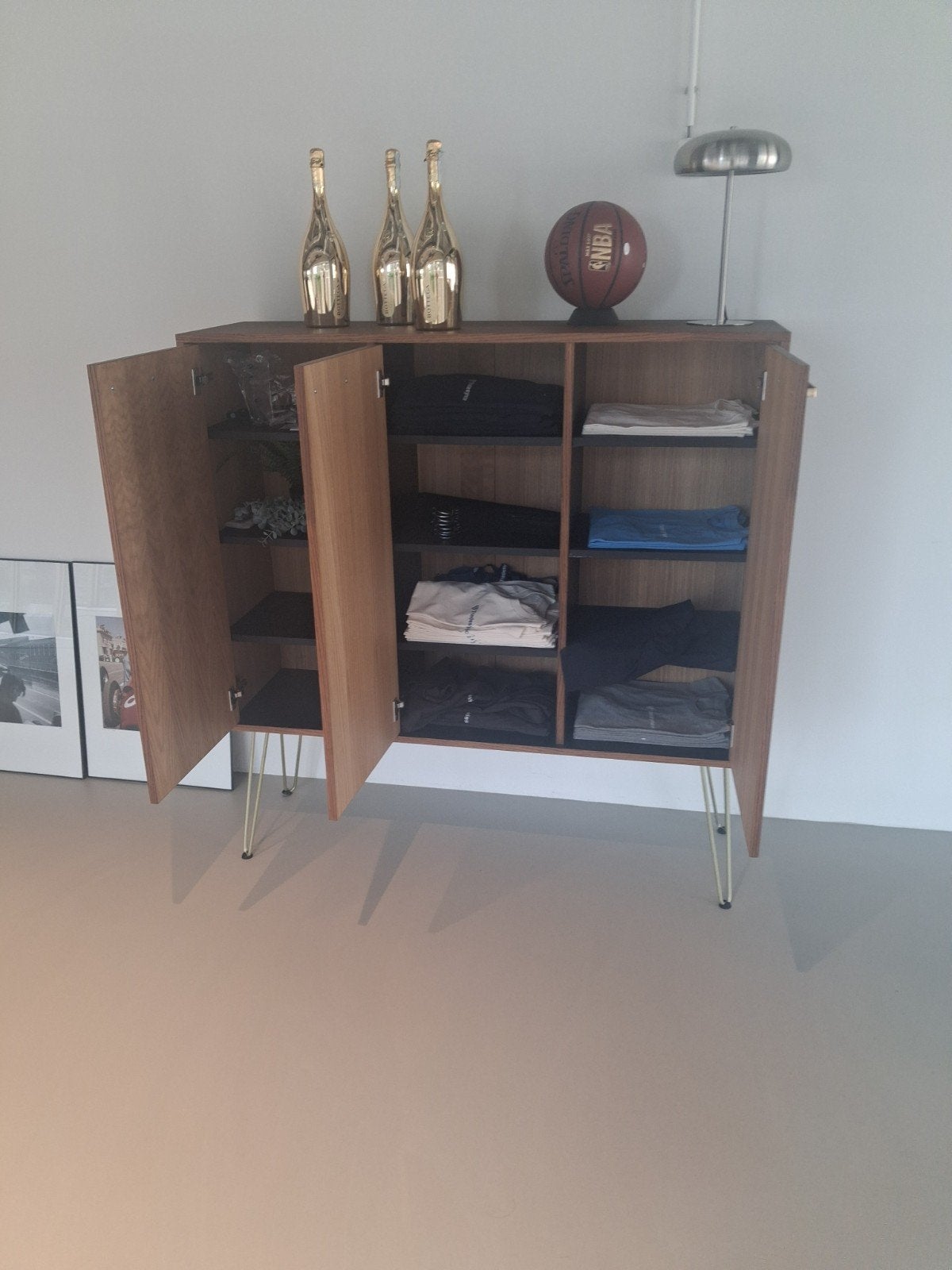 Mooie kast met gouden poten en handgrepen, Overige houtsoorten, 100 tot 150 cm, Modern, Mid-century, 100 tot 150 cm
