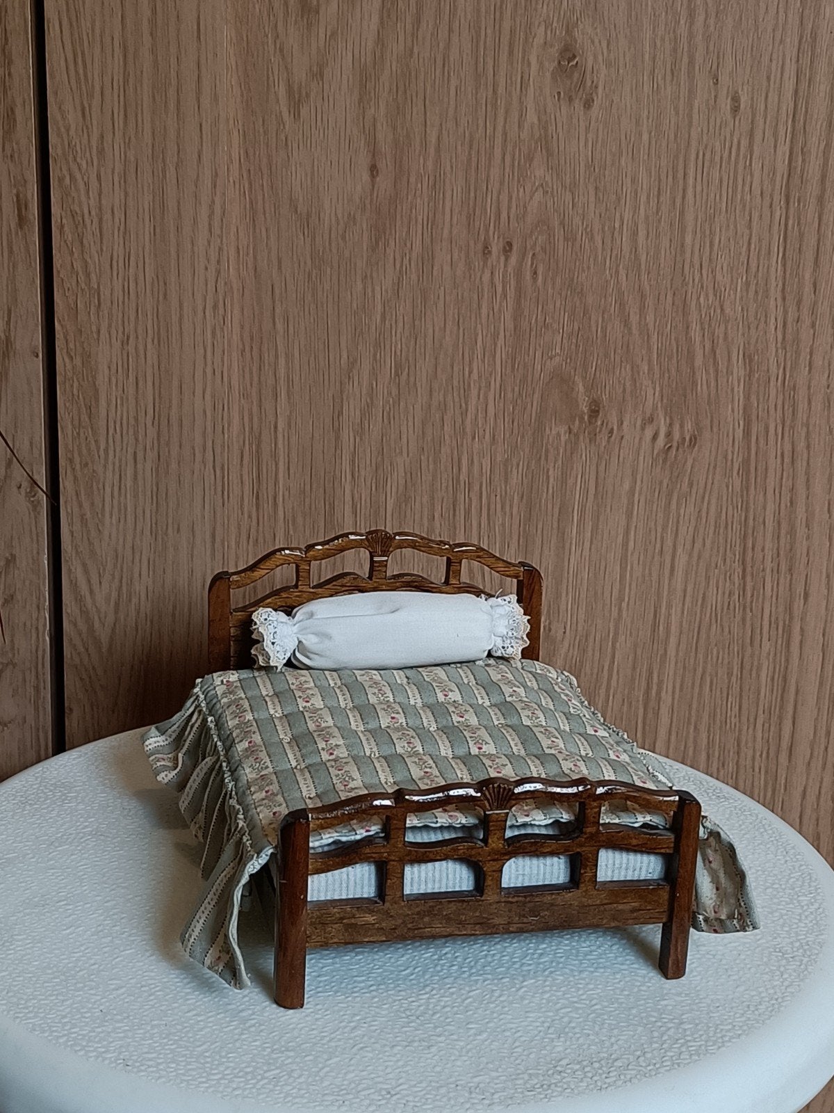 Mooi houten poppenhuis bed met sprei en kussen, Ophalen of Verzenden, Gebruikt, Poppenhuis