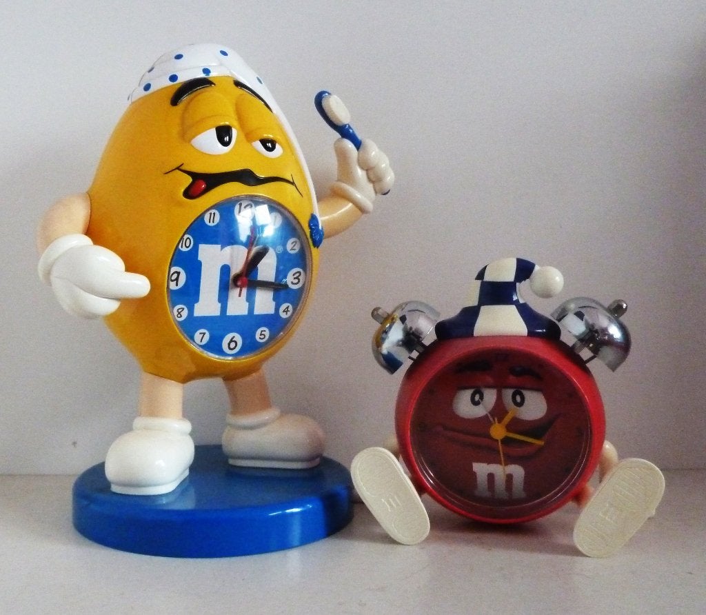 M & M 2 x klok en wekker groot en klein jaren 90, Ophalen of Verzenden, Gebruikt, Reclamebord