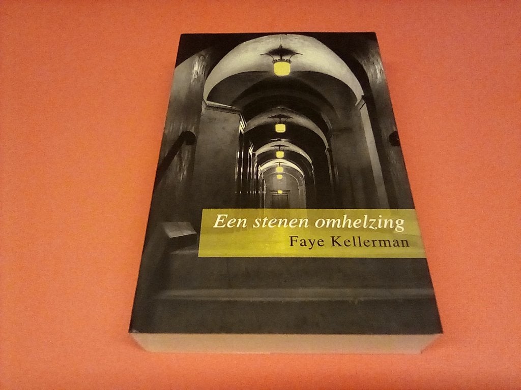 Een stenen omhelzing - Faye Kellerman (Thriller), Ophalen of Verzenden, Zo goed als nieuw, Faye Kellerman, Amerika