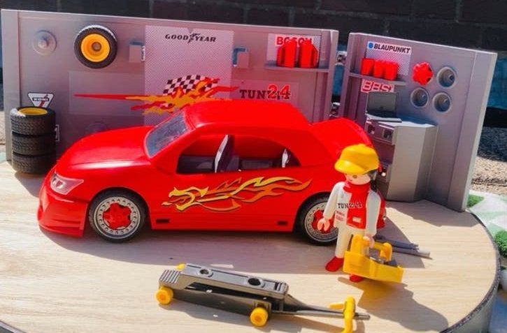 Playmobil raceauto met garage en figuur, Kinderen en Baby's, Ophalen of Verzenden, Gebruikt