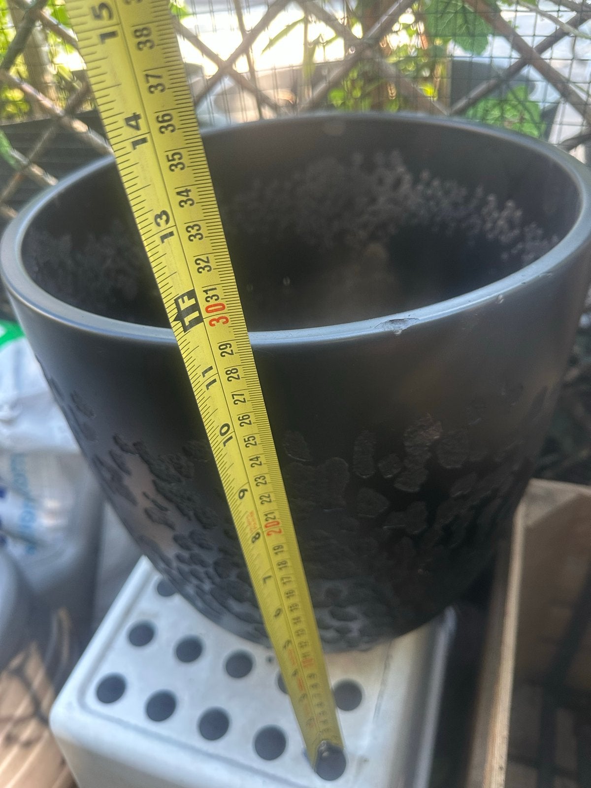 Zwarte bloempot met textuur - Gebruikt, Gebruikt, Rond, Binnen, Minder dan 40 cm