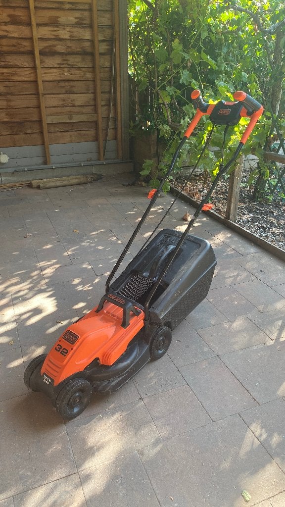 Grasmaaier Black + Decker, Tuin en Terras, Grasmaaiers, Ophalen, Cirkelmaaier, Gebruikt, Elektrische grasmaaier