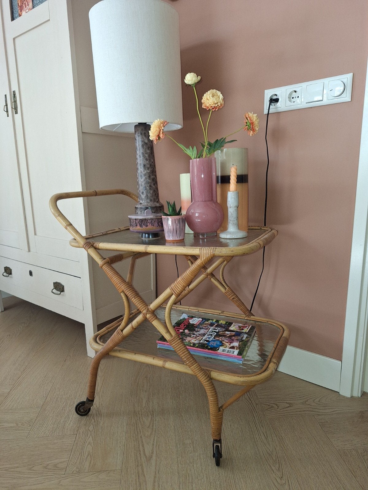 vintage tafeltje op wieltjes met glazen plaat...65x45x60x, Ophalen