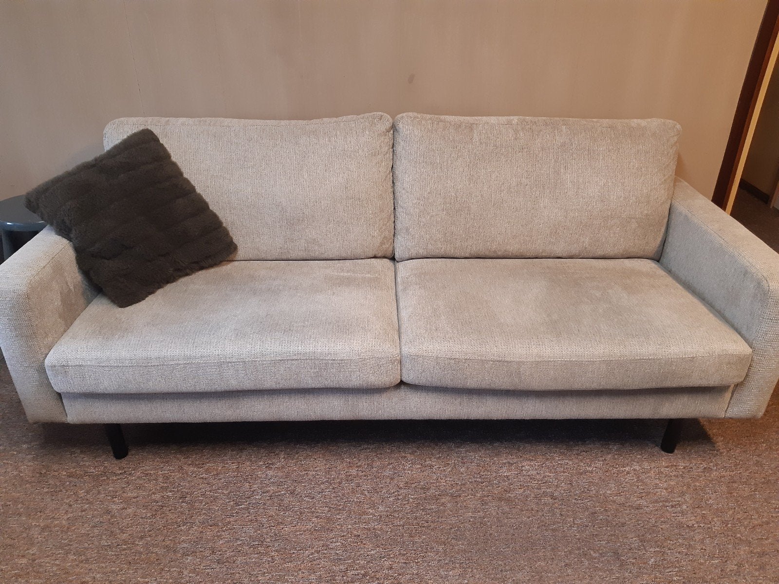 bank 2 / 3 zits beige grijs stof met zwarte metalen pootje, Huis en Inrichting, Ophalen, Gebruikt, Driepersoons, 75 tot 100 cm
