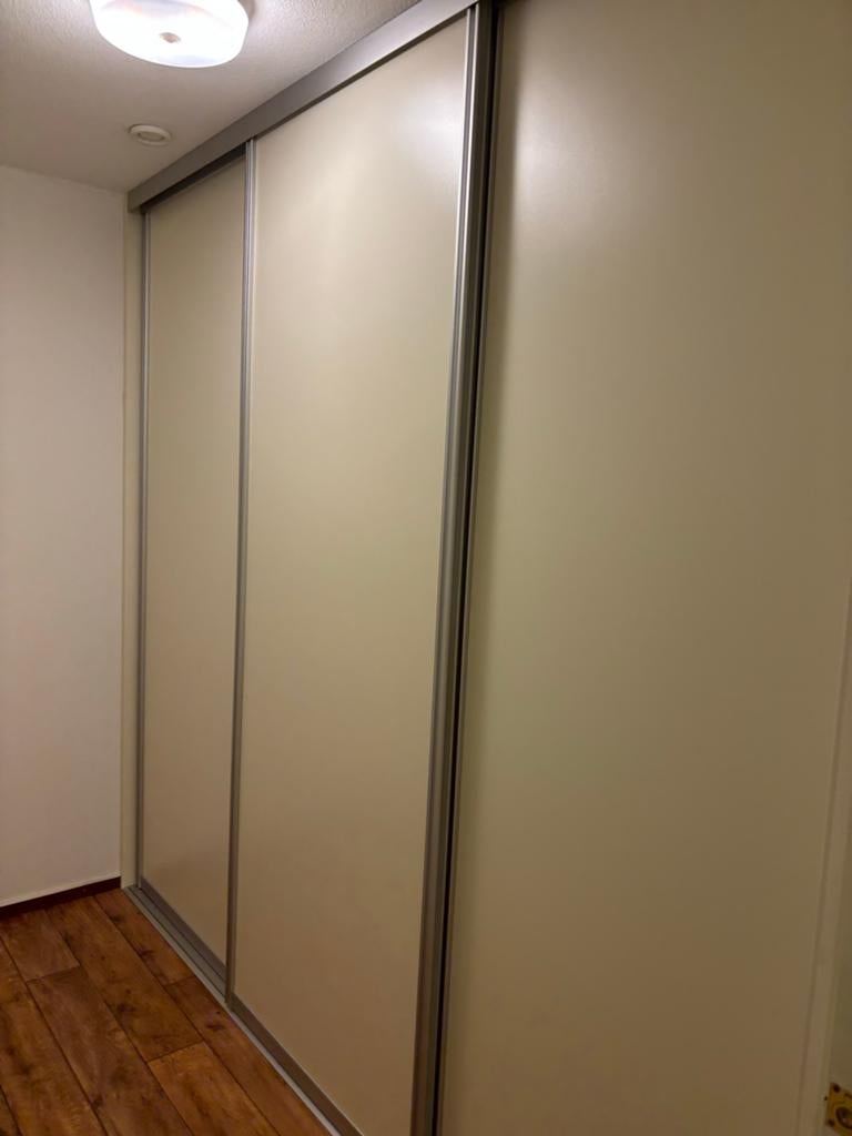 Op maat gemaakte Noteborn schuifdeurkast met planken, 200 cm of meer, Ophalen of Verzenden, Zo goed als nieuw, 50 tot 75 cm