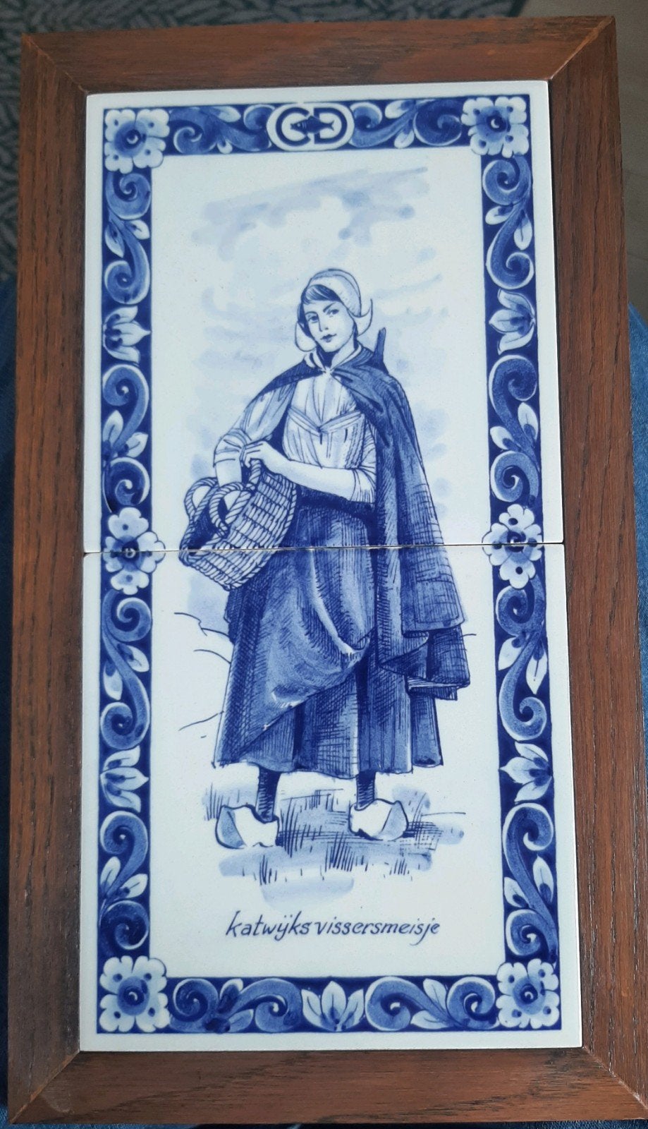 Tegelplateau met Katwijks vissersmeisje in houten lijst, Antiek en Kunst, Ophalen of Verzenden