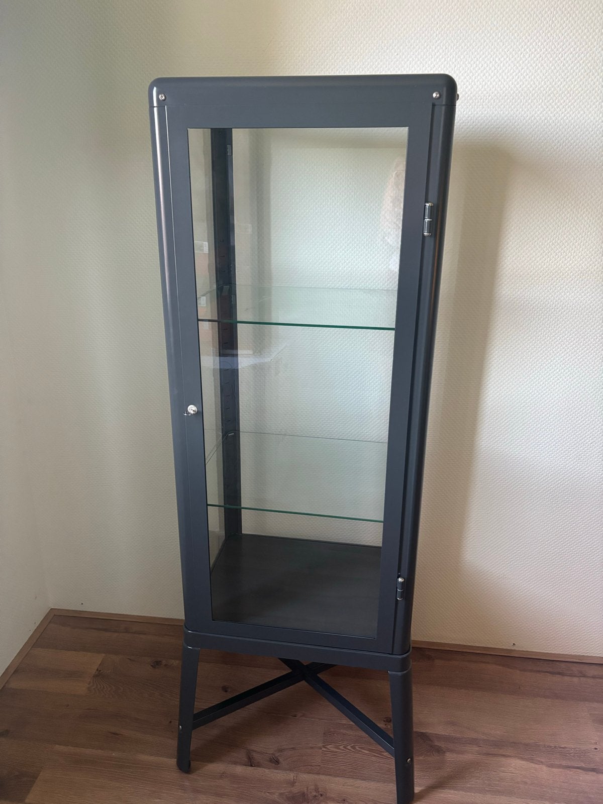 Fabrikör vitrinekast donkergrijs 57x150 cm, Ophalen, Gebruikt, 50 tot 100 cm, Metaal
