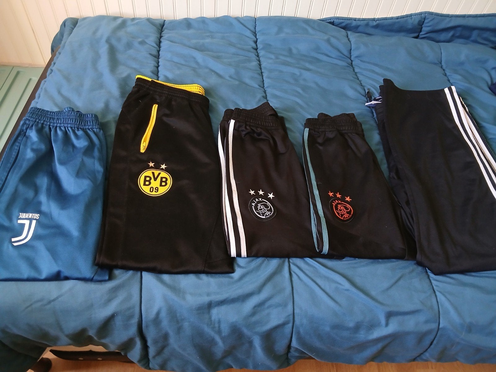Diverse sportbroeken (Juventus, BVB, Ajax, Adidas), Kinderen en Baby's, Kinderkleding | Maat 176, Ophalen of Verzenden, Jongen of Meisje