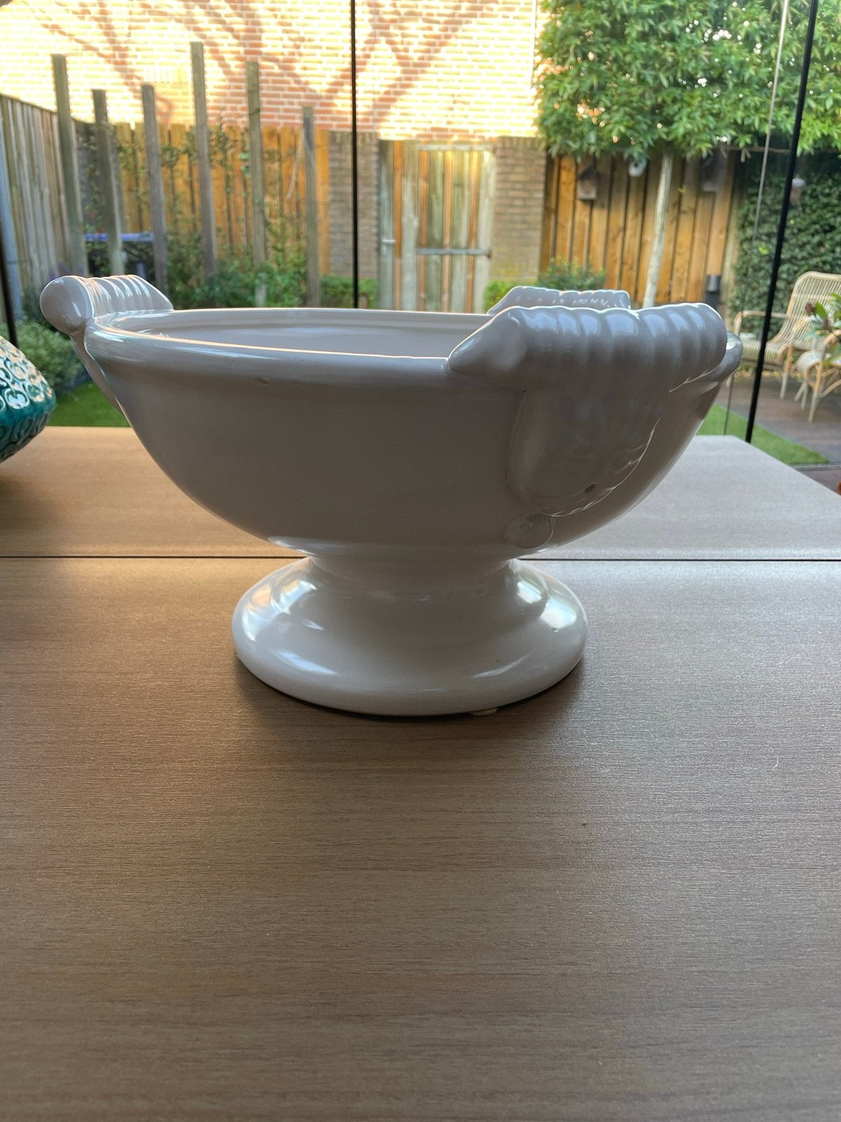 Witte Keramische Fruitschaal op Voet, Huis en Inrichting, Op voet, Porselein of Keramiek, Schaal, Rond