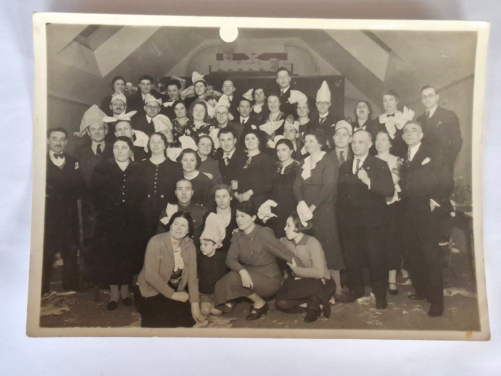 Fotokaart-groepsportret-man-vrouw-feest-papieren hoedjes, Ophalen of Verzenden, 1940 tot 1960, Overige onderwerpen, Foto