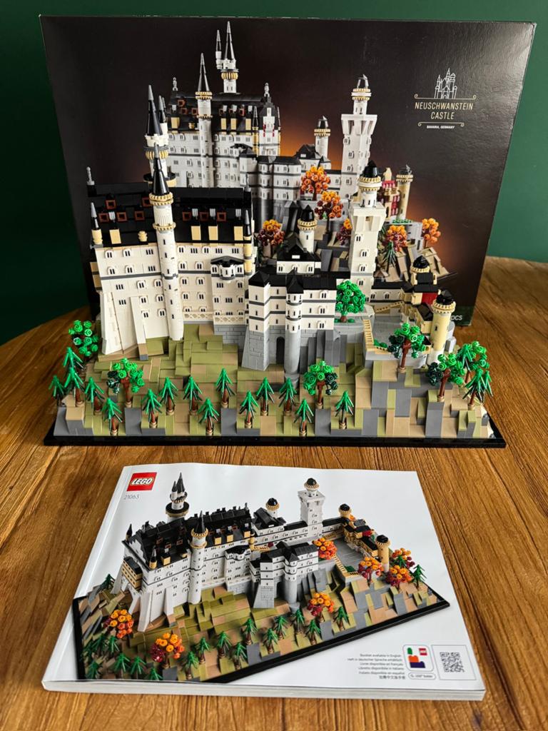 LEGO Neuschwanstein 21063, Ophalen, Zo goed als nieuw