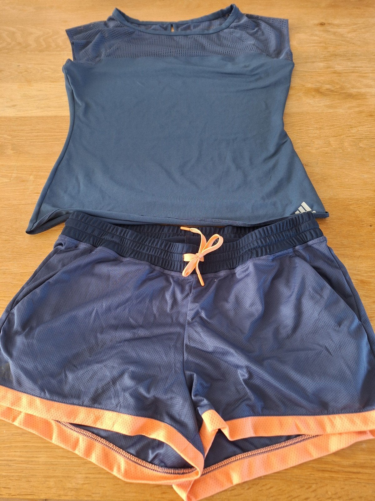 Adidas tenniskleding set: broekje en shirt, Sport en Fitness, Tennis, Adidas, L00, Ophalen of Verzenden, Zo goed als nieuw