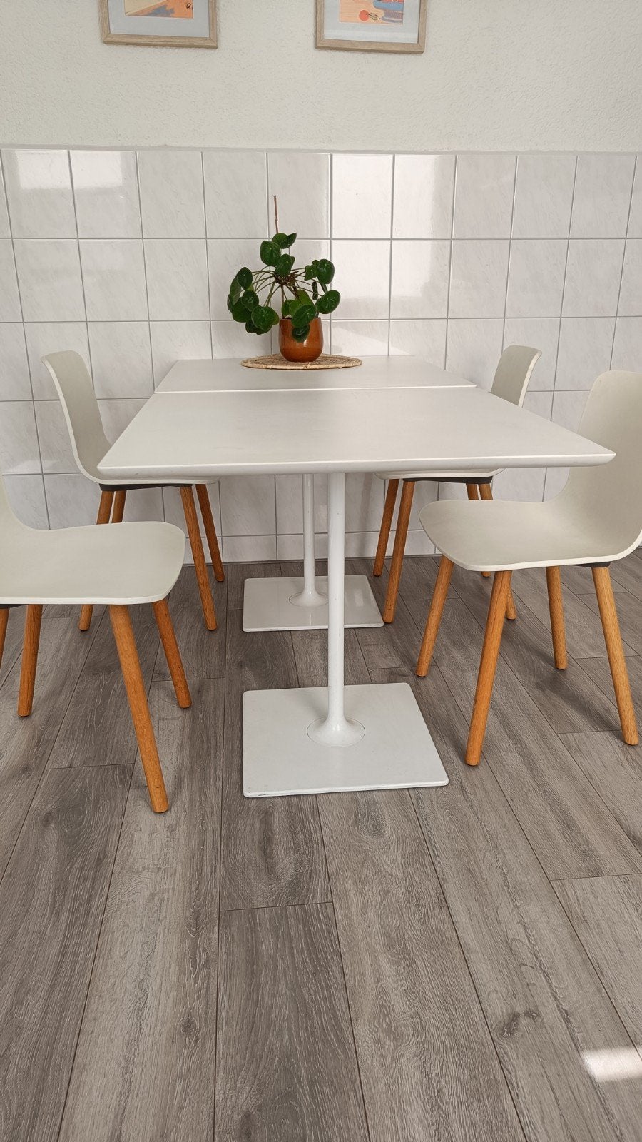 Moderne witte eettafels met 4 stoelen, Huis en Inrichting, Ophalen, Overige houtsoorten, Gebruikt, 50 tot 100 cm