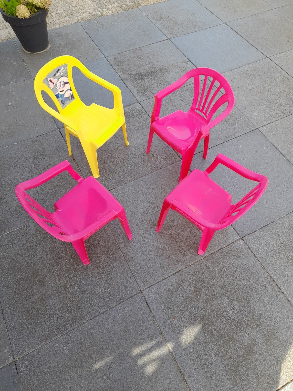 Leuke kinder tuinstoelen - 3x roze, 1x geel met Minion print, Ophalen, Gebruikt, Kunststof