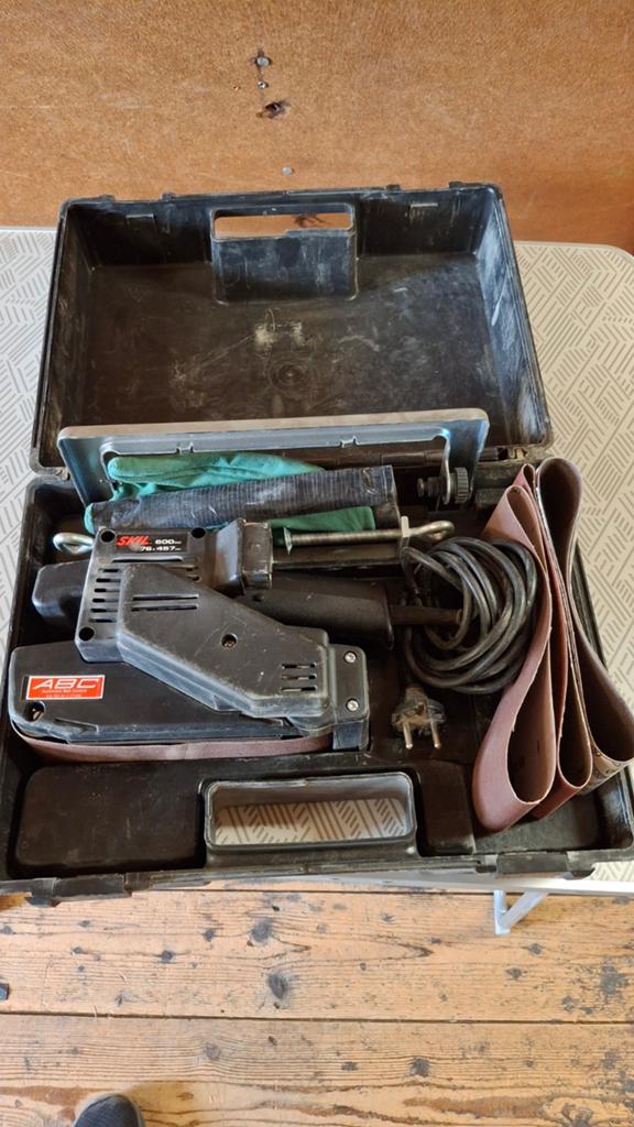 Skil Bandschuurmachine 1200H1 - 600W met koffer, Doe-het-zelf en Verbouw, Gereedschap | Schuurmachines, Ophalen of Verzenden, Gebruikt
