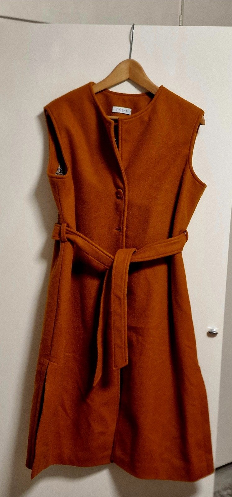 Mouwloze jas/vest met ceintuur - Esla, Ophalen of Verzenden, Zo goed als nieuw, Maat 42/44 (L), Oranje