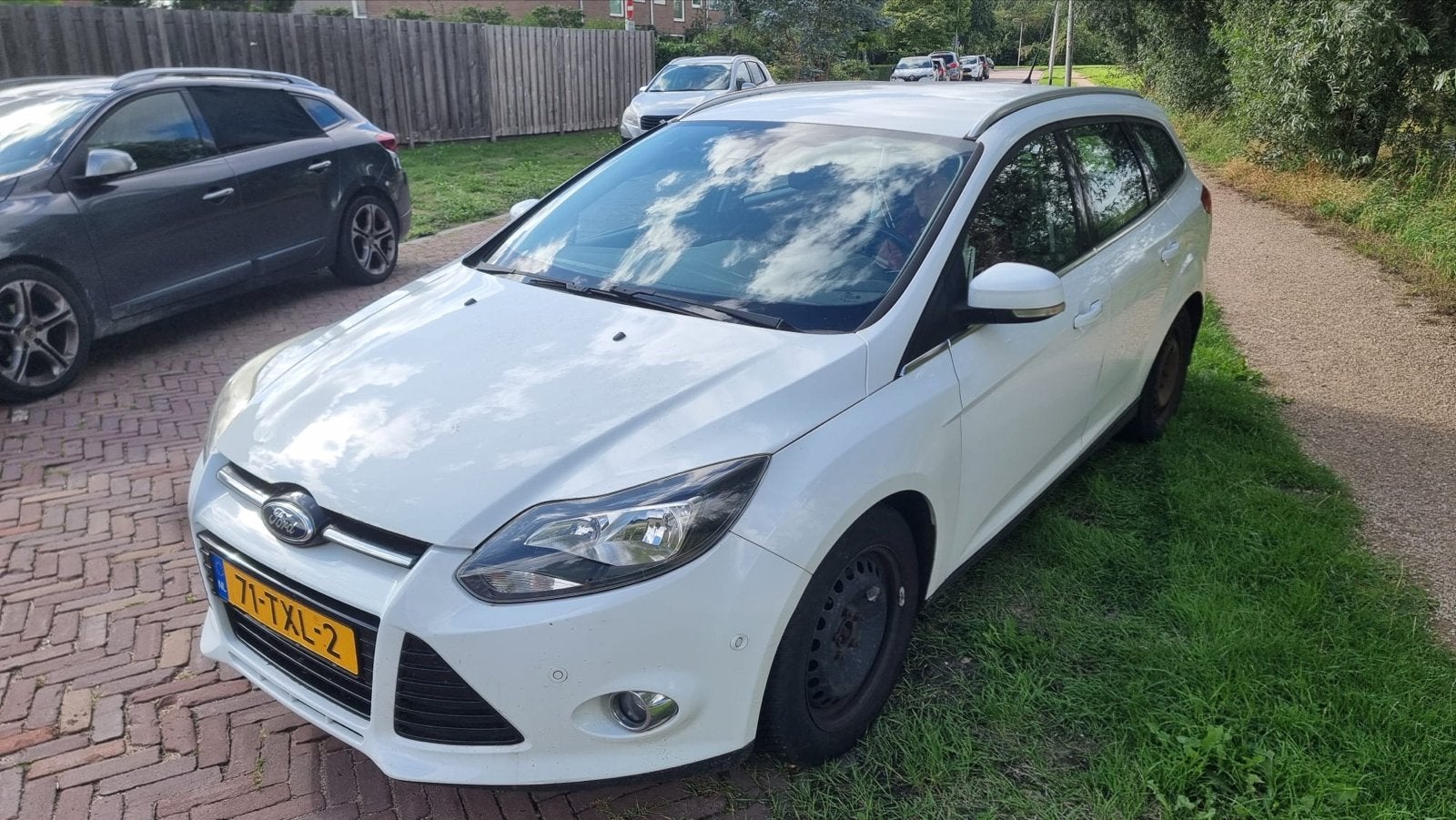 Ford Focus uit 2013 wit, Auto's, Voorwielaandrijving, Stof, 4 cilinders, 4 stoelen