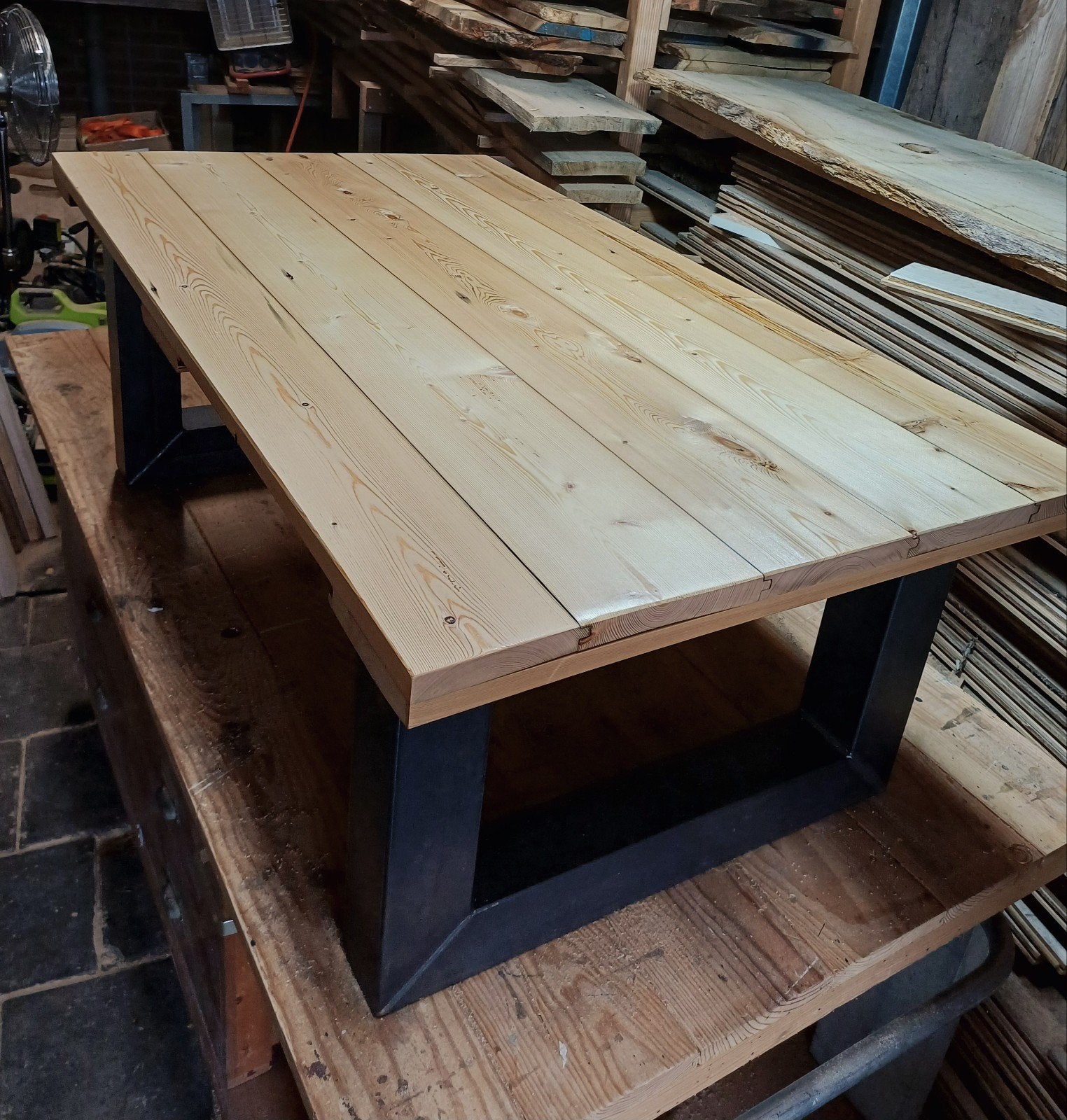 Strakke grenen salontafel met stalen onderstel, Ophalen, 100 tot 150 cm, 50 tot 100 cm, Zo goed als nieuw