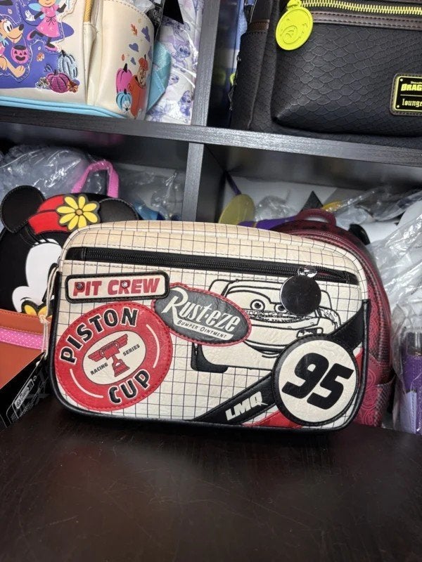 Loungefly Cars Sling Bag, Ophalen of Verzenden, Overige figuren, Nieuw, Tas, Koffer of Zak