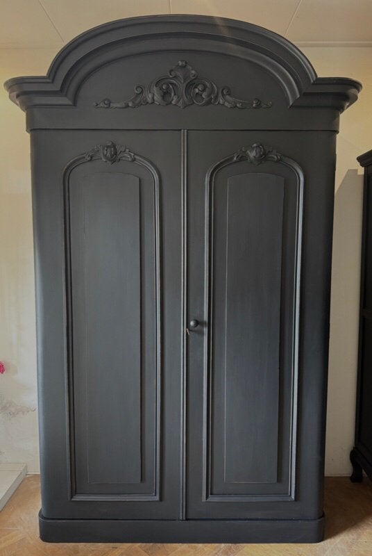 Grote antieke kast, vintage kledingkast incl. bezorgen VdlM, Huis en Inrichting, Ophalen, Brocante getoogde servieskast zwart hangleg toogkast mahonie