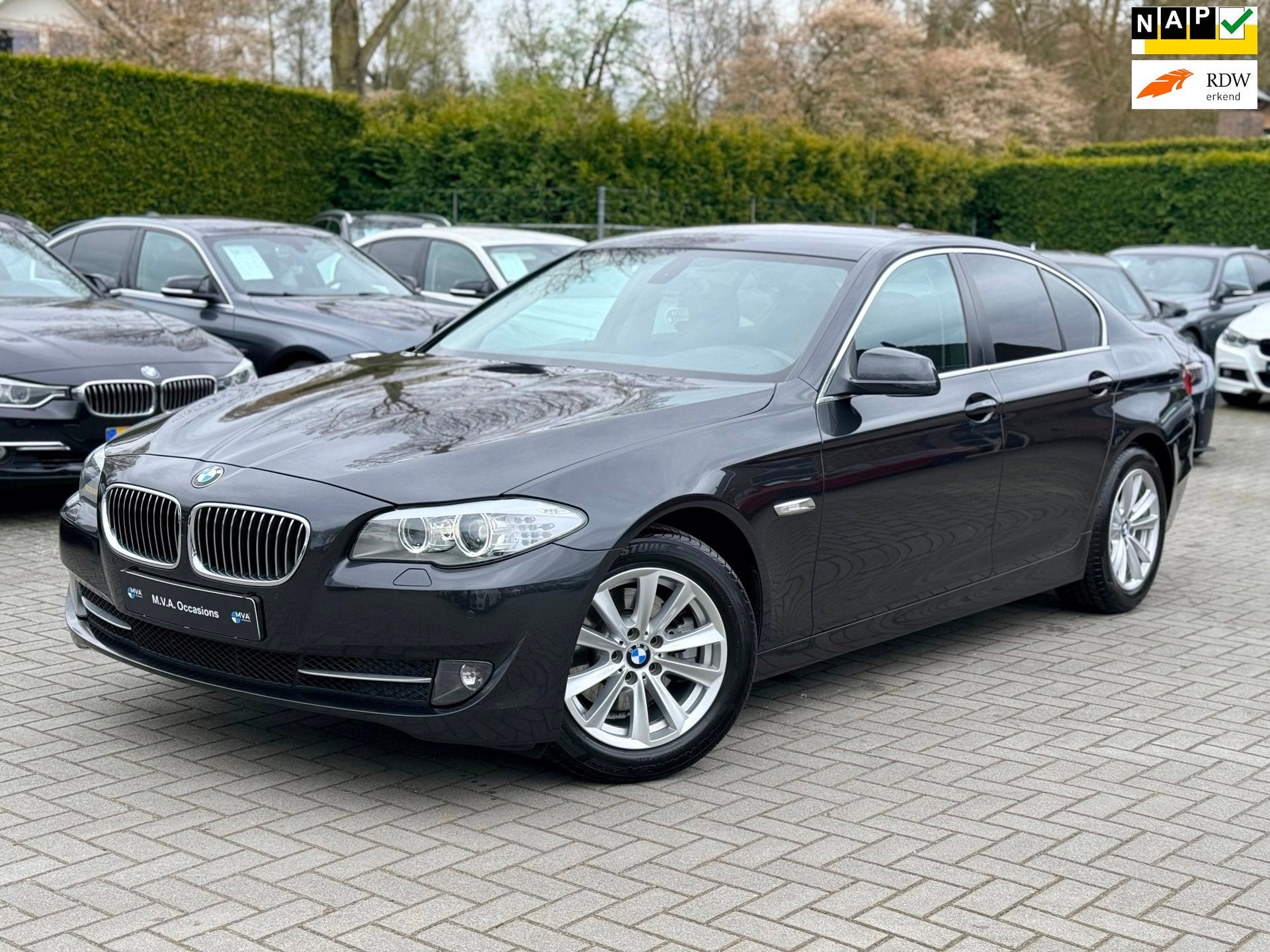 BMW 5-serie 520i Executive|Nieuwe Ketting|Trekhaak|Navigatie, Auto's, Automaat, Euro 5, Gebruikt, Zwart