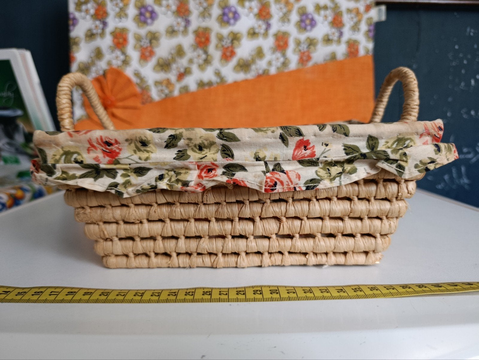 Decoratieve rieten mand met bloemenstof, Mand, Ophalen of Verzenden, Zo goed als nieuw, Riet