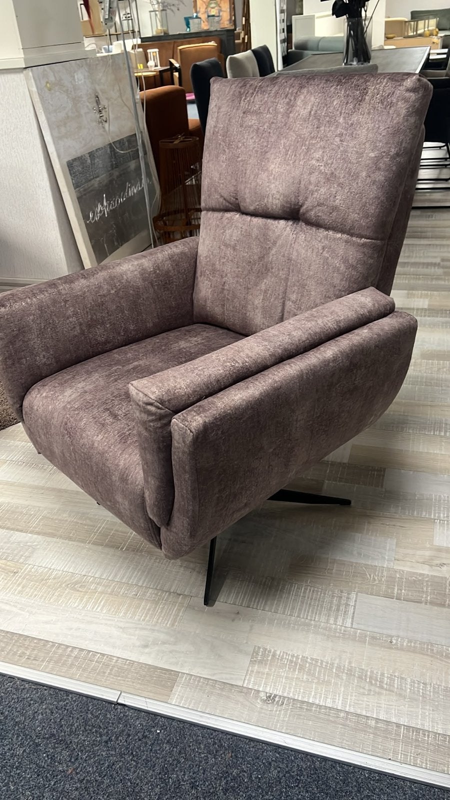 Mooie paarse velvet fauteuil - Showroom model, Huis en Inrichting, Ophalen, Bouma, Meubelerkoopdalfsen@hotsmail.com, 7722TL