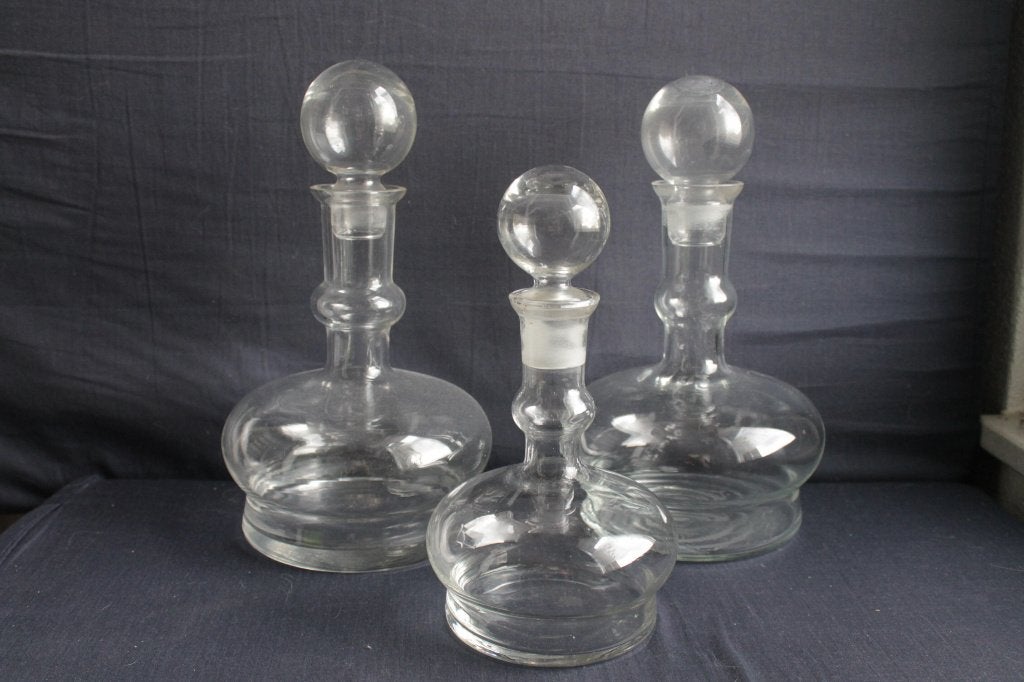Drie glazen karaffen met stolp, mogelijk Meydam. Handwerk, Ophalen of Verzenden