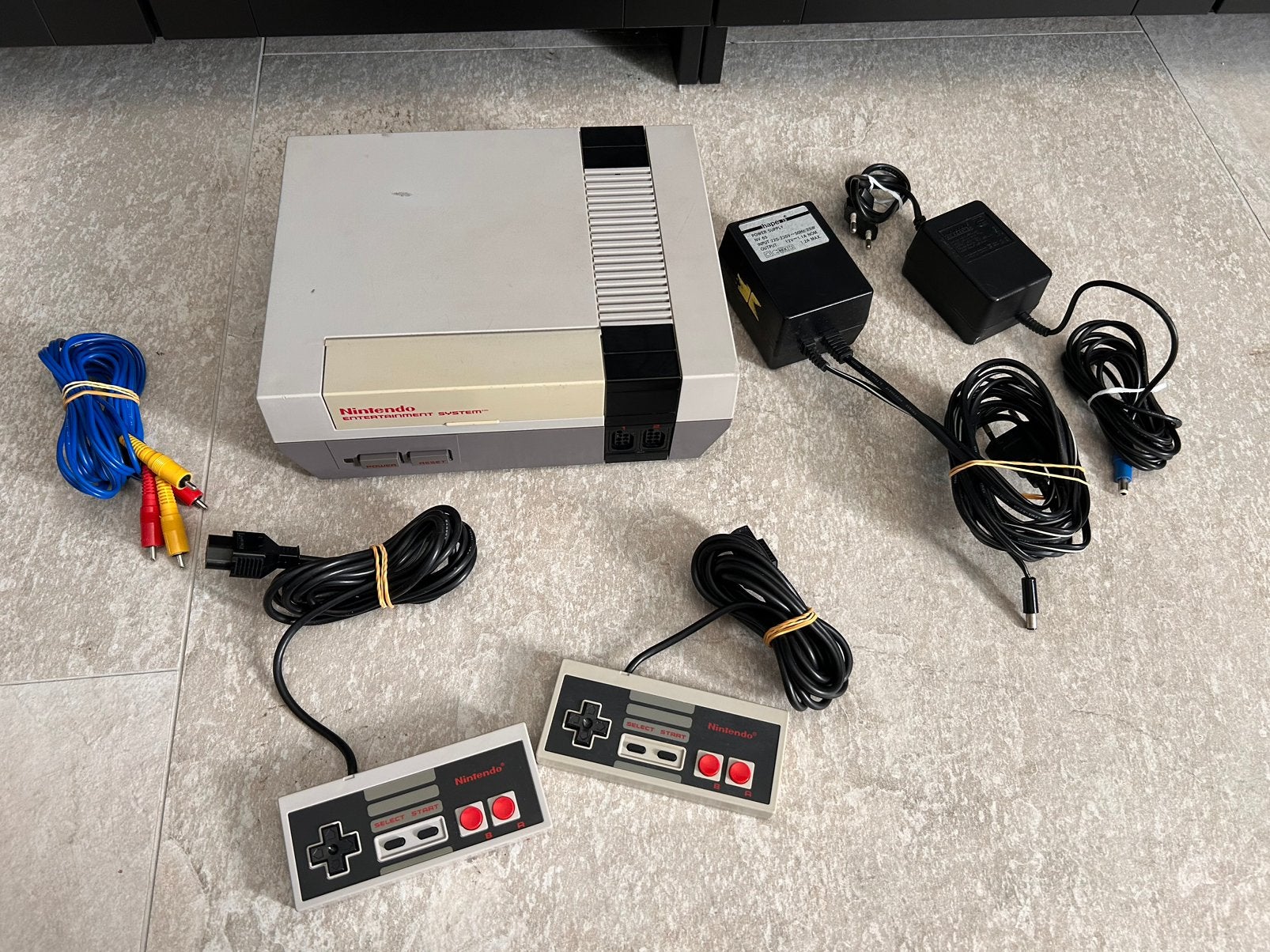 Nintendo NES met twee controllers, Ophalen of Verzenden, Gebruikt, Met 2 controllers