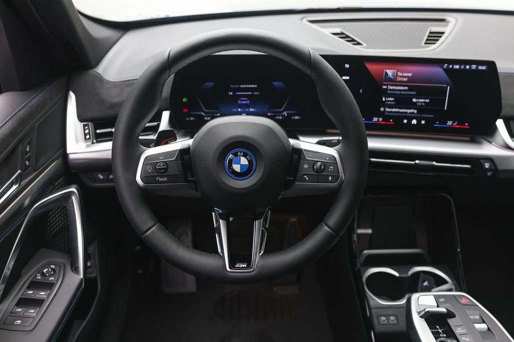 BMW iX1 eDrive20 M Sport / Sportstoelen / Achteruitrijcamera, Zwart, Blauw, LED verlichting, Nieuw