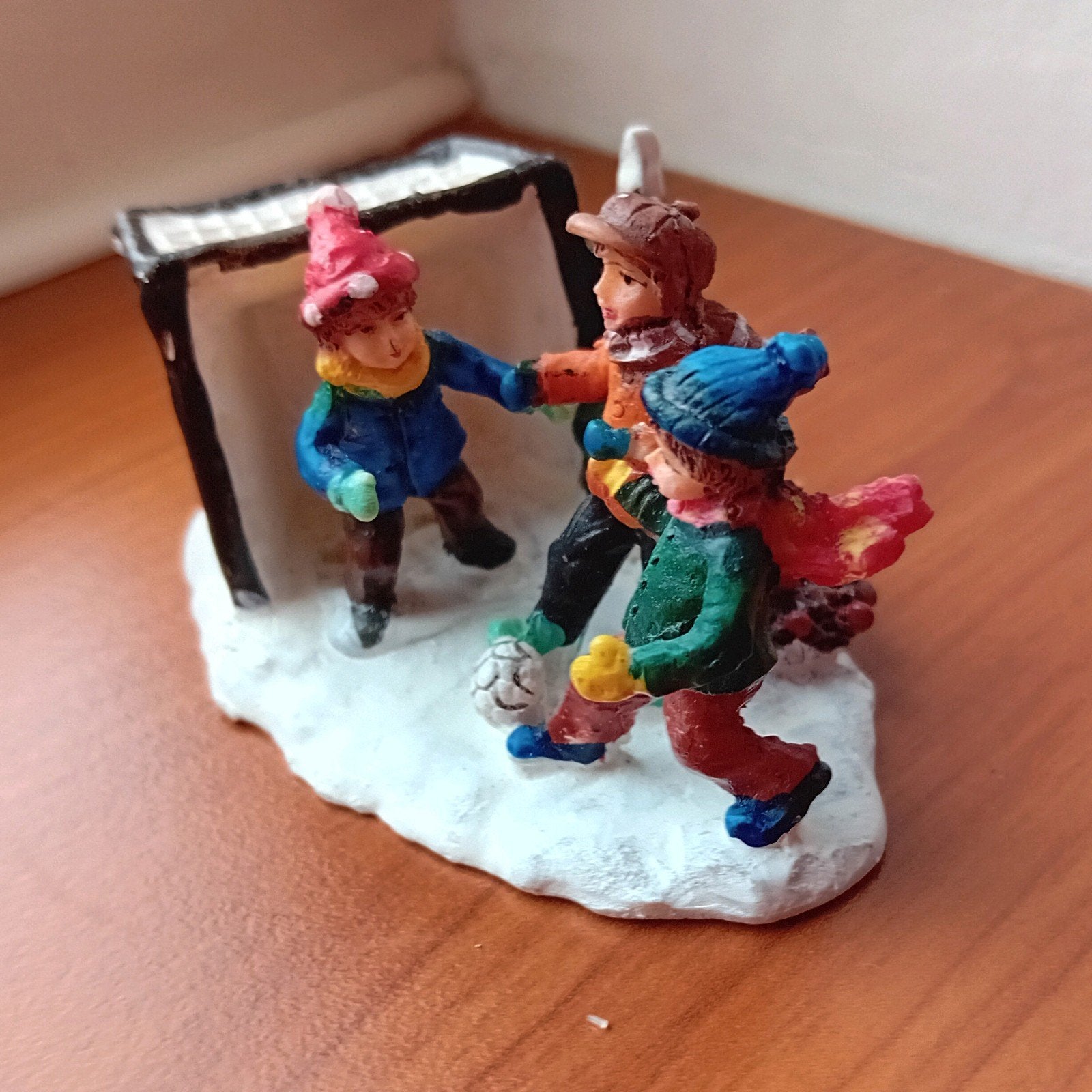 Kerstfiguren voetballen kinderen voor Kerstdorp, Ophalen of Verzenden