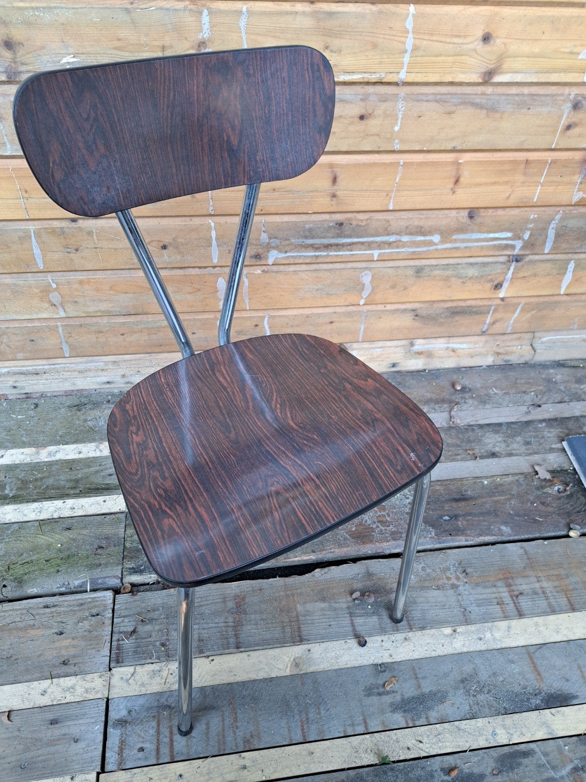 Vintage formica stoel met houtnerf en metalen onderstel, Huis en Inrichting, Ophalen, Gebruikt, Bruin, Vintage, Retro