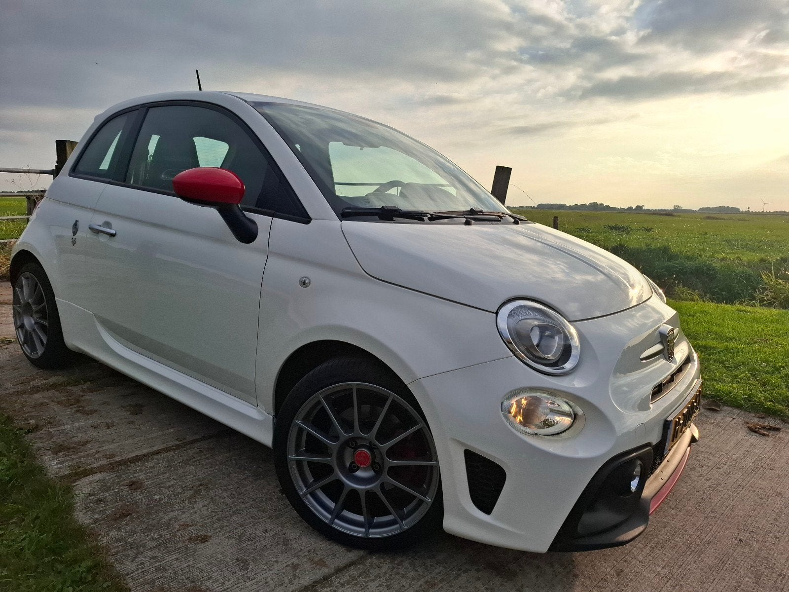 Foto 3 van Fiat 500 1.4 T-jet Abarth 595 145pk Wit 2019 Leder